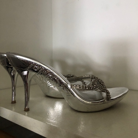 STUNNING SILVER STILETTOS - Picture 3 of 9